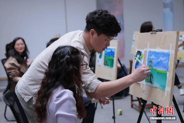 香港現金網：以刀爲筆繪山河：刀畫家石德成的非遺“播種”之路